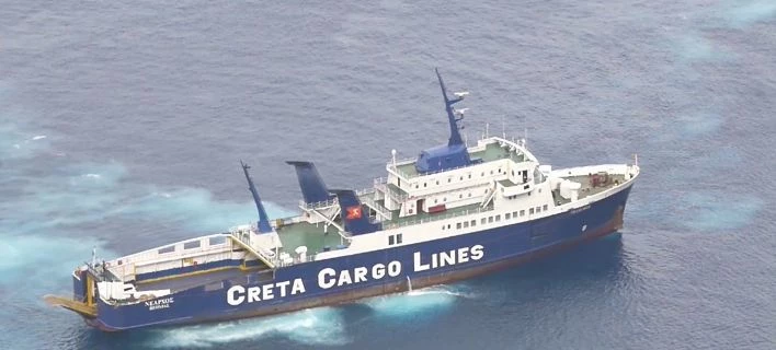 Το φορτηγό πλοίο «Νέαρχος» προσάραξε κοντά στη Σαντορίνη